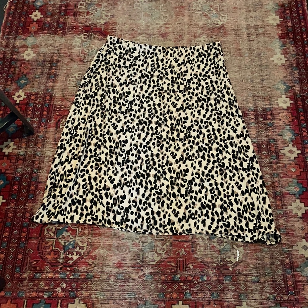 Cute animal print skirt with side zipper like new.